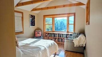 4 bedrooms, desk, iron/ironing board, WiFi