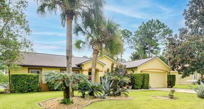 5 Mi to Beaches: Family Getaway in Palm Coast!