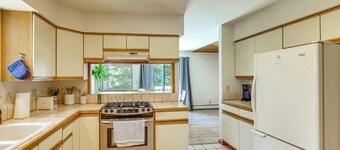 3 Mi to Lake Tahoe: Forest-view Sanctuary w/ Deck!