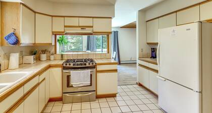 3 Mi to Lake Tahoe: Forest-view Sanctuary w/ Deck!