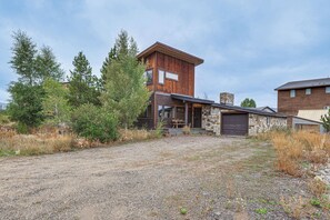 Interior - Grand Family Home w/ Deck & Trail Access in Fraser (Fraser)