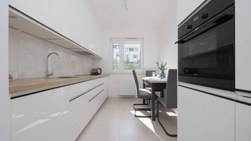 Fridge, oven, stovetop, dishwasher