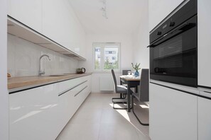 Een koelkast, een oven, een kookplaat, een vaatwasser