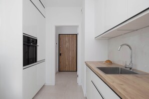 冷蔵庫、オーブン、コンロ、食器洗い機