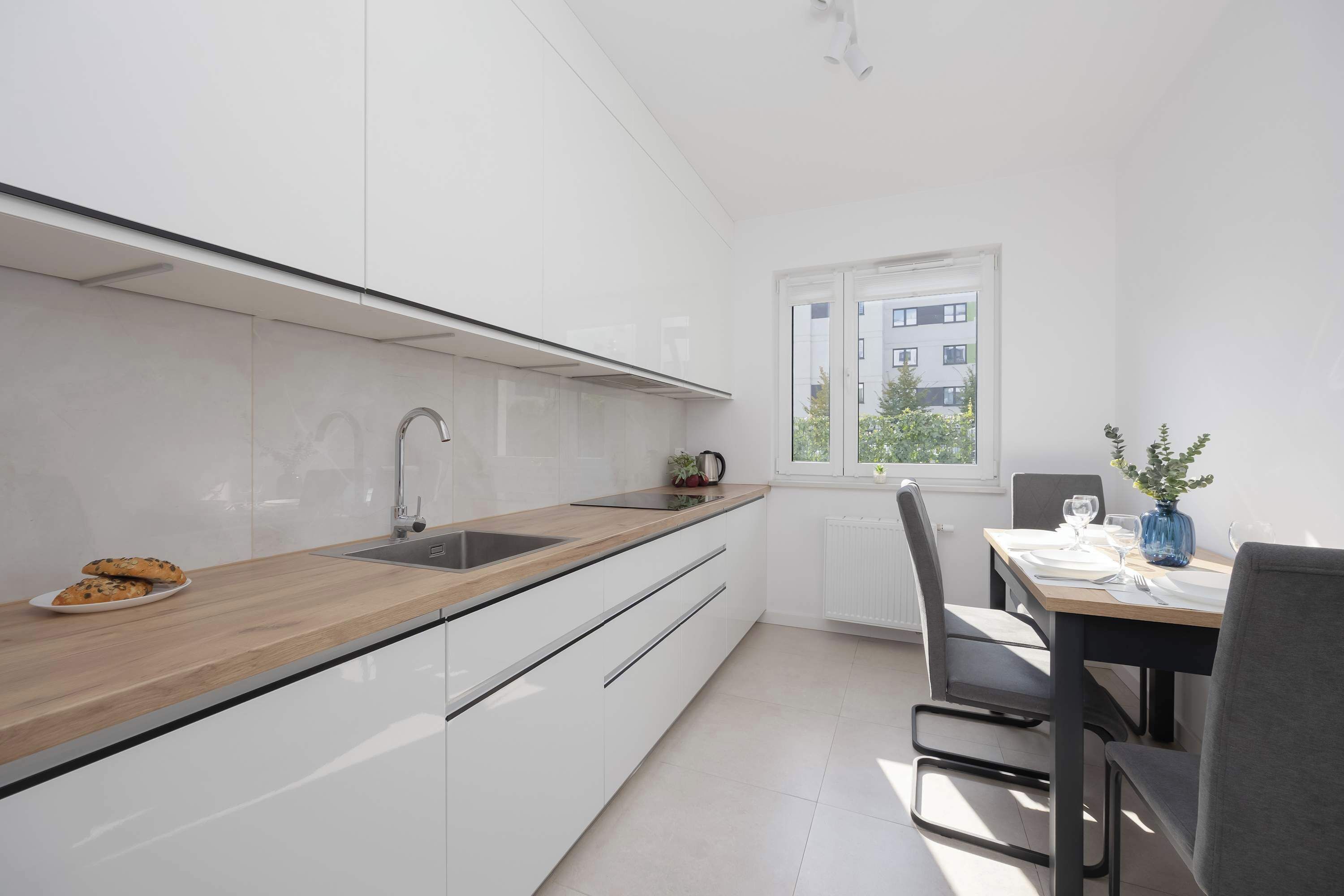 Frigorífico, horno, placa de cocina y lavavajillas