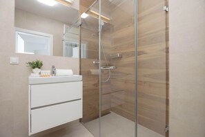 Douche, sèche-cheveux, serviettes fournies, shampoing