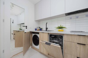 Réfrigérateur, micro-ondes, plaque de cuisson, lave-vaisselle