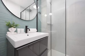 Dusche, Haartrockner, Handtücher, Shampoo
