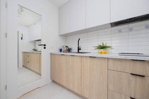 Réfrigérateur, micro-ondes, plaque de cuisson, lave-vaisselle