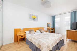 1 chambre, bureau, fer et planche à repasser, lit parapluie