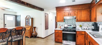 Game Day Getaway! Home w/ Yard, 4 Mi to Ole Miss