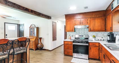 Game Day Getaway! Home w/ Yard, 4 Mi to Ole Miss