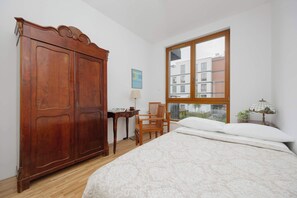 1 Schlafzimmer, Schreibtisch, Bügeleisen/Bügelbrett, Reisekinderbett