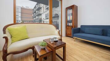 Una televisión, una oficina