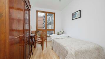 1 dormitori, escriptori i planxa i posts de planxar