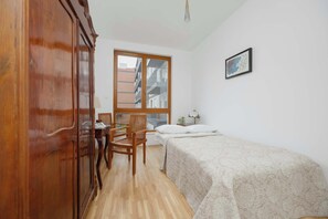 1 室のベッドルーム、デスク、アイロン / アイロン台、旅行用ベビーベッド