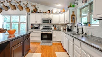 House (5 Bedrooms) | Interior