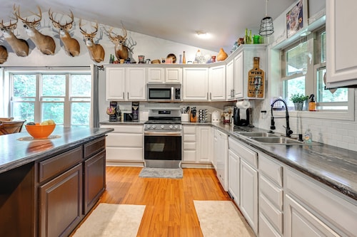 Family Cabin w/ Hot Tub: 10 Mi to The Dells!