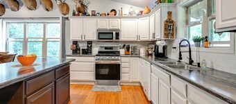 Family Cabin w/ Hot Tub: 10 Mi to The Dells!