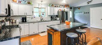 Family Cabin w/ Hot Tub: 10 Mi to The Dells!