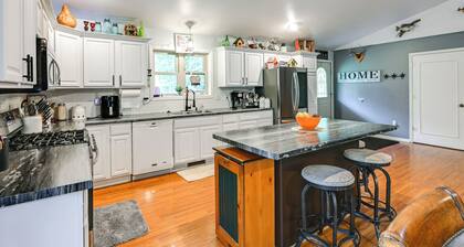 Family Cabin w/ Hot Tub: 10 Mi to The Dells!