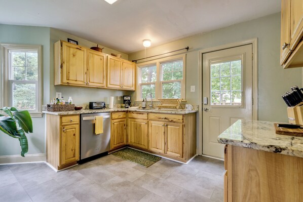 House (2 Bedrooms) | Interior - Home 2 Mi to Shenandoah Nat'l Park & Skyline Drive (Front Royal)