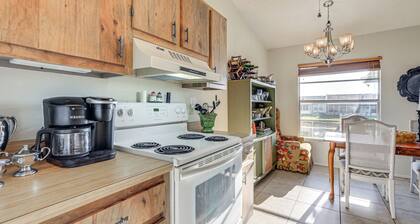 Pool Access: Condo 4 Mi to Bradenton Riverwalk!