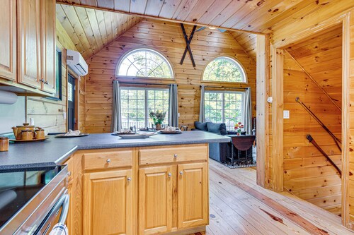 On Baxter Lake: Wooded Retreat Near Trails