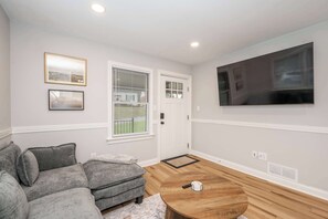 TV, offices - Valley Ridge Retreat - For 8 (Cincinnati)