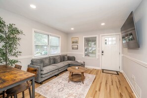 TV, offices - Valley Ridge Retreat - For 8 (Cincinnati)