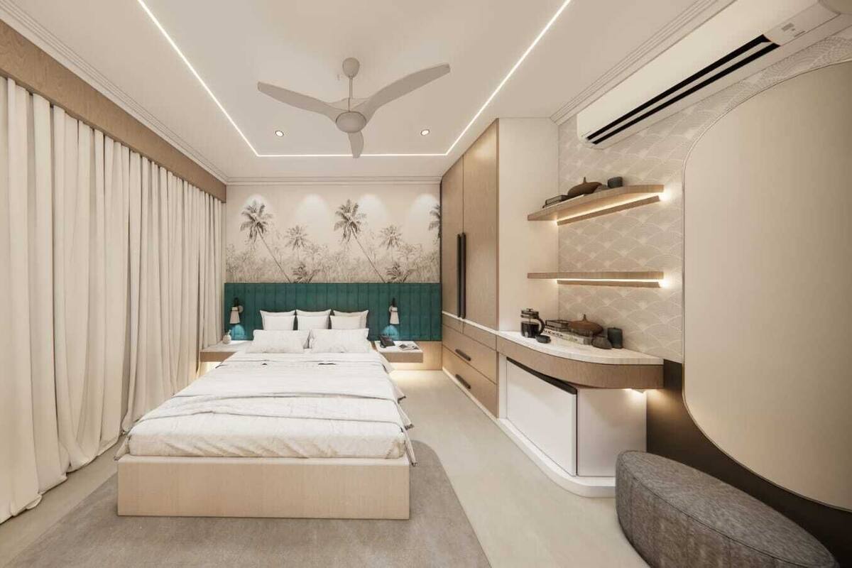 Un dormitorio moderno con una cama grande, un ventilador de techo, una mesita de noche y un escritorio empotrado con una silla.