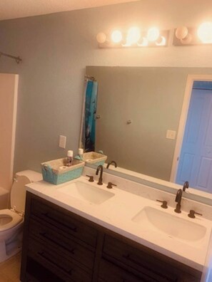 Suihku, poreamme, hiustenkuivaaja, bidee