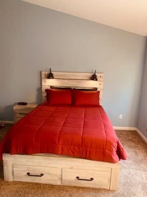 4 bedrooms, iron/ironing board, WiFi, bed sheets