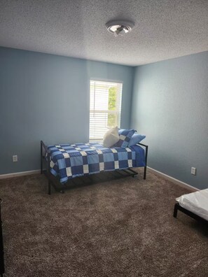 4 makuuhuonetta, silitysrauta/-lauta, Wi-Fi, vuodevaatteet