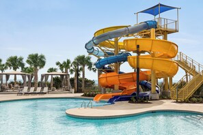 Innendørsbasseng og et oppvarmet basseng