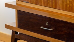 A wooden cabinet with a drawer and a shelf. - Setubal Boutique Apartments III by Homing (Setubal)