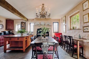 In-room dining - Stunning 4BD Home in Worcestershire (Worcester)