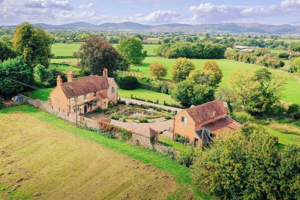 Front of property - Stunning 4BD Home in Worcestershire (Worcester)