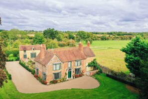 Front of property - Stunning 4BD Home in Worcestershire (Worcester)
