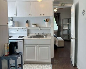 Refrigerador, microondas, cafetera/tetera, utensilios de cocina