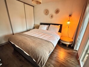 2 bedrooms, iron/ironing board, bed sheets