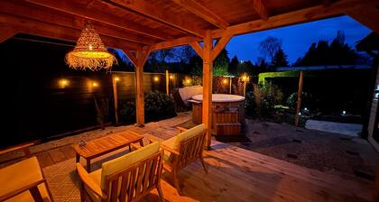De Veluwse Eekhoorn, Cosy Forest Retreat with Private Hot Tub & Veranda