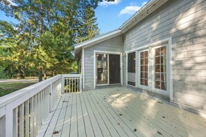 Terrace/patio - Charming Saugatuck Getaway by Lake & Shops (Saugatuck)