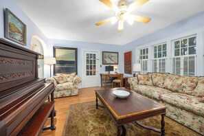 TV, DVD player, stereo, offices - Charming Saugatuck Getaway by Lake & Shops (Saugatuck)