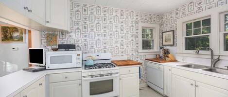 Frigorifero, microonde, forno, piano cottura