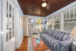 TV, DVD player, stereo, offices - Charming Saugatuck Getaway by Lake & Shops (Saugatuck)