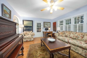 TV, DVD-spiller, stereoanlegg og kontorer