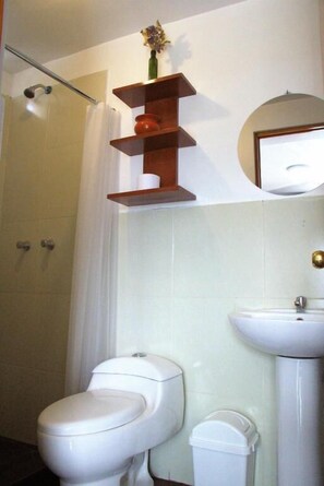 淋浴设施、毛巾、肥皂、洗发水