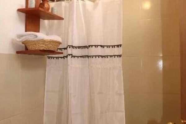 Regadera, toallas, jabón, shampoo