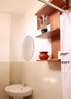 Standard Double Room | Bathroom | Shower, towels, soap, shampoo - Hotel Casa Munayki (Ayacucho)